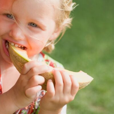 Enfant mangeant un melon - Séjour été au cœur de la ferme avec Bayard Jeunesse