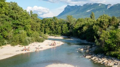 Baignade en rivière au pied des Trois Becs - Séjour été au cœur de la ferme avec Bayard Jeunesse